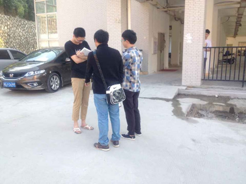 宿舍楼前的督导.jpg