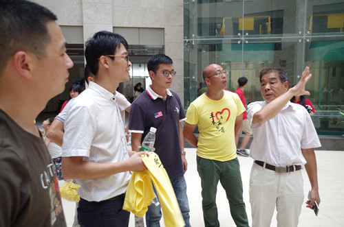 唐文华主任向员工们介绍学校变化_副本.jpg