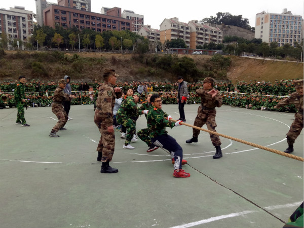 比赛现场,参赛队员全力后倾_meitu_10.jpg