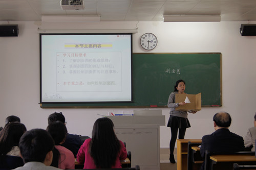 程怡老师通过模型道具演示_副本.jpg