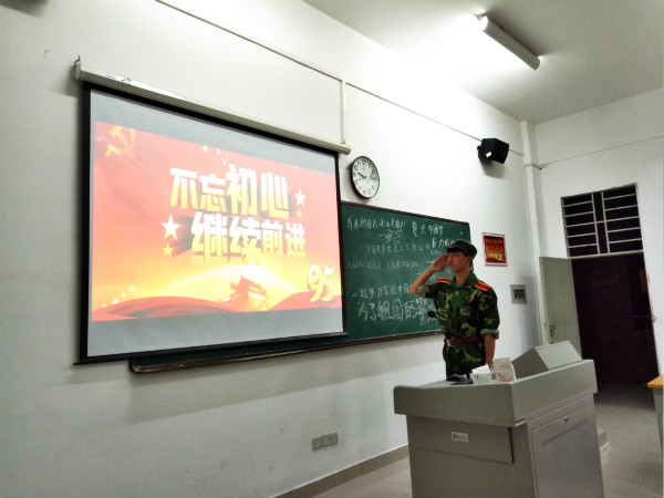新生代表敬礼表达对党组织的感激_meitu_10.jpg