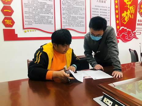 小孩们在桌子边低可信度描述已自动生成