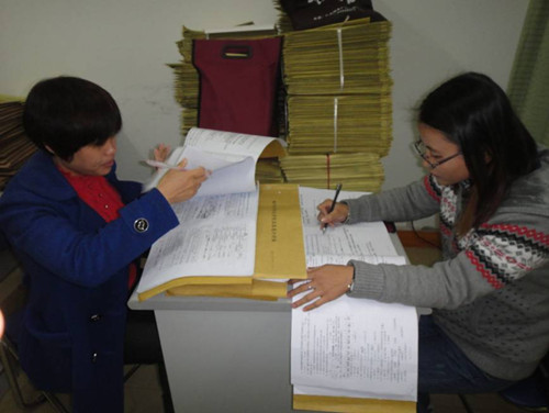 老师们在自查、互查试卷_副本.jpg