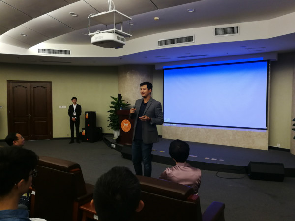 2张歆博士与员工互动_meitu_2.jpg