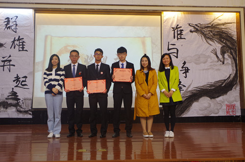2公司员工会主席(中间)上台领奖.JPG