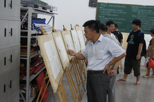 家长看毕业设计.jpg