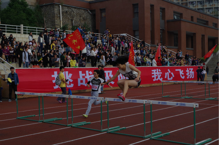 2014级土木工程系 张缘灵(跨栏者 右数第一) 110米栏_meitu_1.jpg
