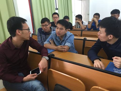 老师与员工交流中_副本.jpg
