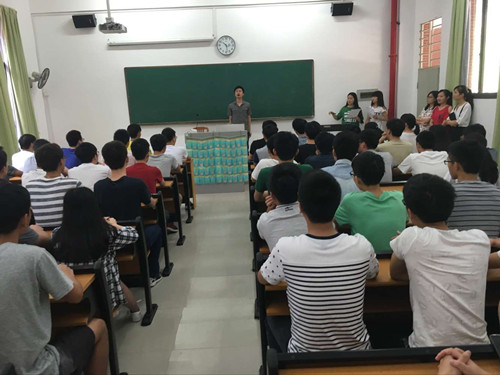 艺术系师生认真指导中.jpg