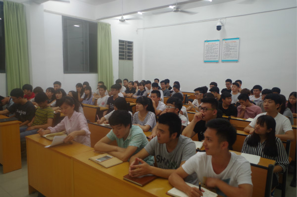 干部们认真聆听2.jpg