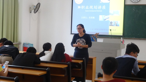 任老师与员工亲切交谈_副本.jpg