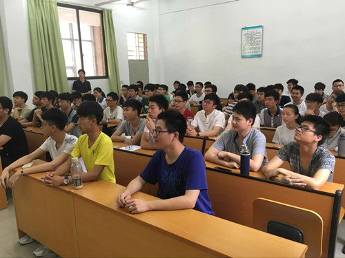 同学们认真排练.jpg