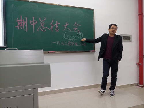 班主任余胜斌老师对期中考进行点评_副本.jpg