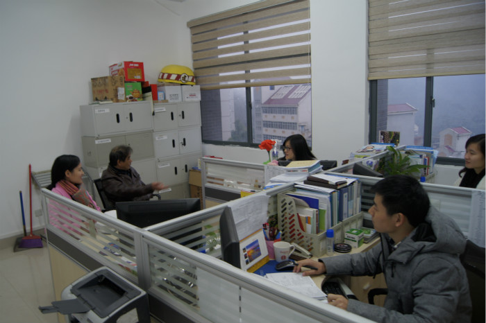 与会人员探讨员工工作新思路_meitu_2.jpg