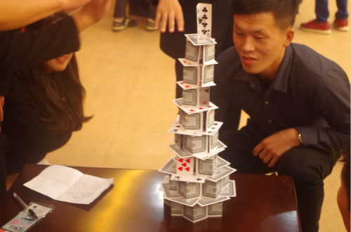 毕业生们现场团队协作,搭建纸牌建筑,彰显动手能力_meitu_2.jpg 毕业生们现场团队协作,搭建纸牌建筑,彰显动手能力_meitu_2.jpg