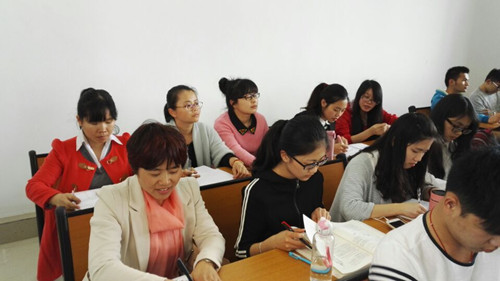 老师们在认真听课.jpg