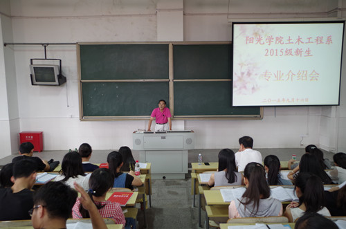 系主任唐文华副教授主讲新生第一课_副本.jpg