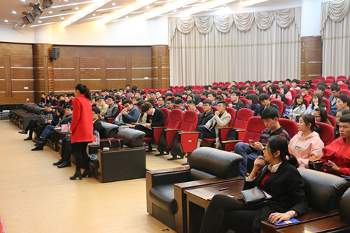 3招聘会现场.JPG 3招聘会现场.JPG