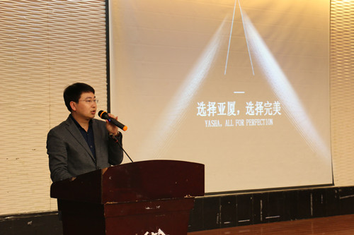1公司负责人为毕业生介绍公司详情.JPG 1公司负责人为毕业生介绍公司详情.JPG